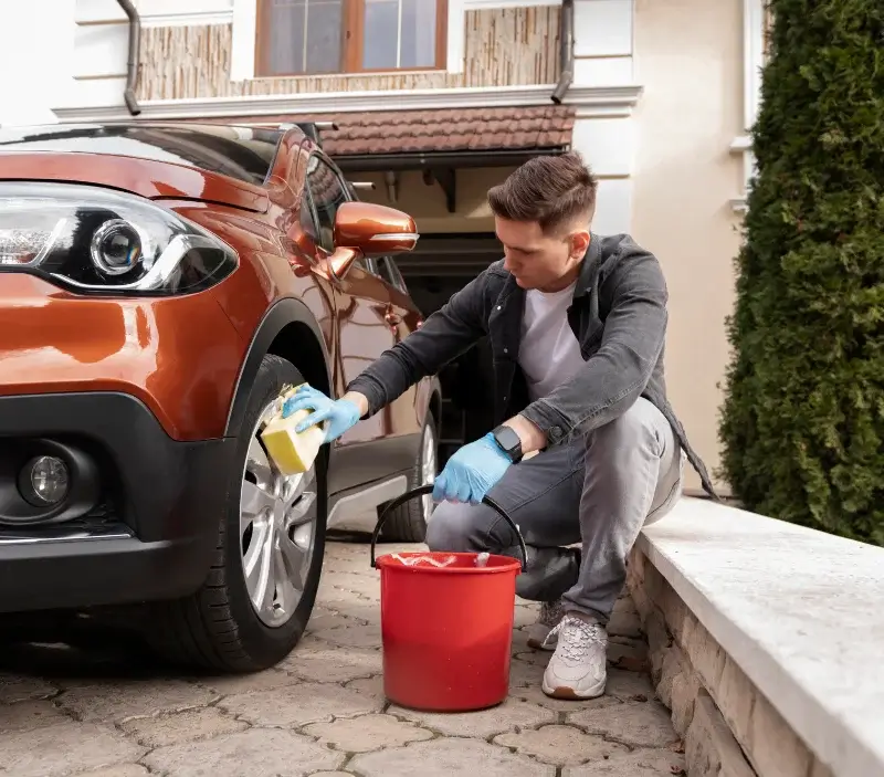 Lavage auto à domicile Tabanac : professionnel intervenant sur un véhicule
